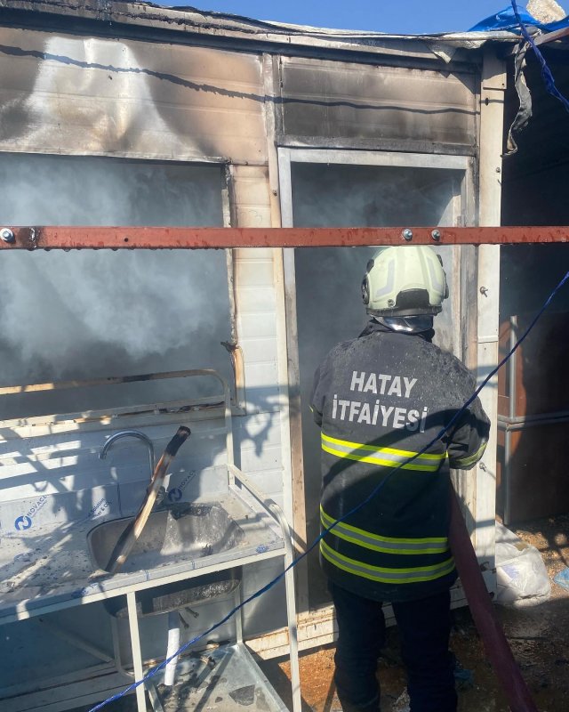 Depremzede ailenin yaşadığı konteynerde yangın