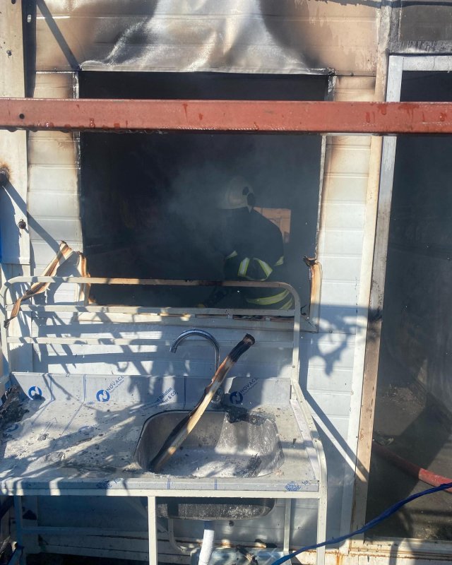 Depremzede ailenin yaşadığı konteynerde yangın