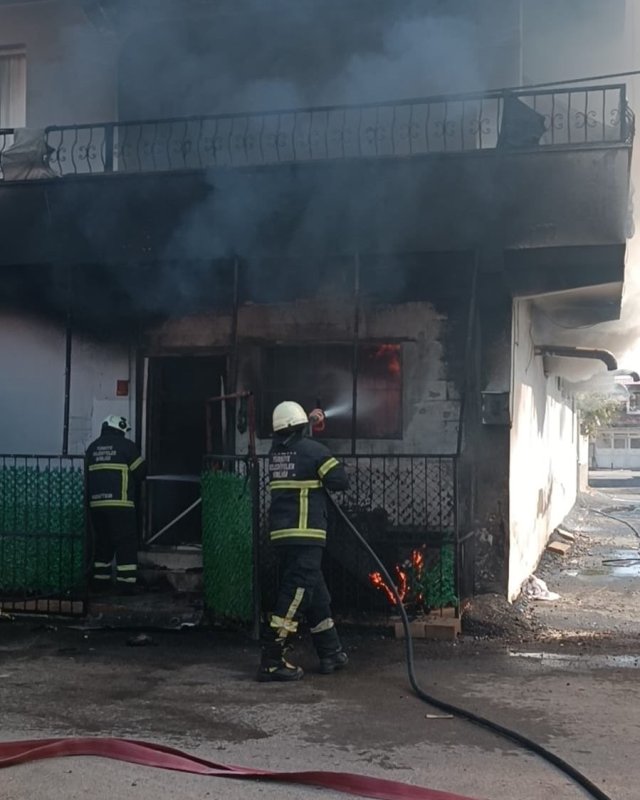 Reyhanlı’da müstakil ev yangını (Fotoğraflı) Ahmet Arslan HATAY (İHA) - Hatay'da alevlere teslim olan 2 katlı müstakil ev kullanılmaz hale geldi. Yangın, Reyhanlı ilçesi Kurtuluş Mahallesi’nde bulunan 2 katlı müstakil evde yaşandı. İhbar verilmesi üzerine bölgeye itfaiye ekipleri sevk edildi. Alevler itfaiye ekiplerinin müdahalesiyle kontrol alınırken yangında evde hasar oluştu.