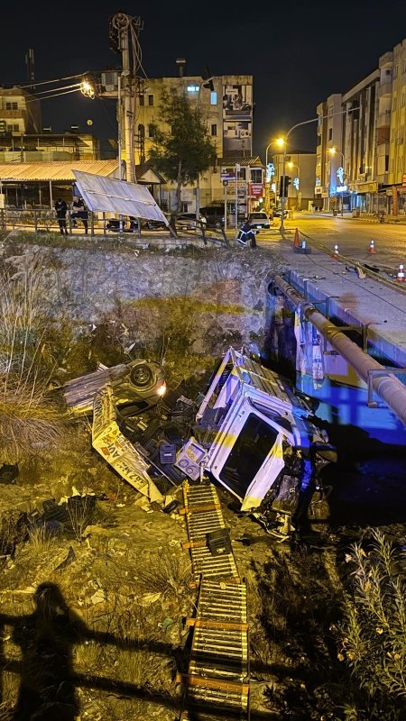 Erzin’de limon yüklü kamyonet çarpışmayla dereye devrildi (Fotoğraflı) Mehmet Uras HATAY (İHA) - Hatay’da otomobille çarpışarak dereye devrilen kamyonetteki limonlar çevreye saçıldı. Kazada 2 kişi yaralandı. Kaza, Erzin ilçe merkezi Kurtuluş Caddesi üzerinde yaşandı. Cadde üzerinde çarpışan otomobil ve limon yüklü kamyonet korkulukların yıkılmasıyla dereye devrildi. Kazada araç içerisinde sıkışan sürücüler itfaiye ekipleri tarafından kurtarıldı. Olay yerindeki ilk müdahalenin ardından hastanede tedavi altına alınan otomobil sürücüsü Y.B.’nin yoğun bakım ünitesinde tedavisinin devam ettiği öğrenildi. Polis ekipleri kazayla ilgili inceleme başlattı.