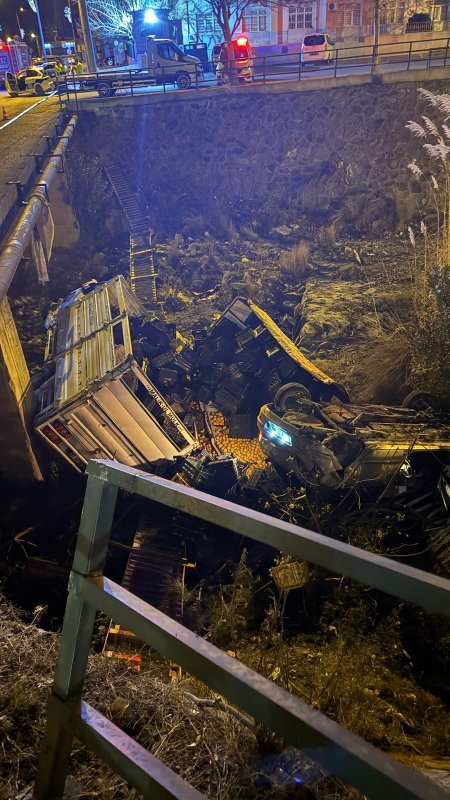 Erzin’de limon yüklü kamyonet çarpışmayla dereye devrildi (Fotoğraflı) Mehmet Uras HATAY (İHA) - Hatay’da otomobille çarpışarak dereye devrilen kamyonetteki limonlar çevreye saçıldı. Kazada 2 kişi yaralandı. Kaza, Erzin ilçe merkezi Kurtuluş Caddesi üzerinde yaşandı. Cadde üzerinde çarpışan otomobil ve limon yüklü kamyonet korkulukların yıkılmasıyla dereye devrildi. Kazada araç içerisinde sıkışan sürücüler itfaiye ekipleri tarafından kurtarıldı. Olay yerindeki ilk müdahalenin ardından hastanede tedavi altına alınan otomobil sürücüsü Y.B.’nin yoğun bakım ünitesinde tedavisinin devam ettiği öğrenildi. Polis ekipleri kazayla ilgili inceleme başlattı.