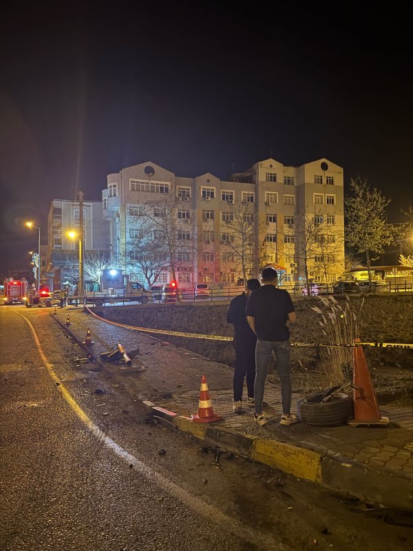 Erzin’de limon yüklü kamyonet çarpışmayla dereye devrildi (Fotoğraflı) Mehmet Uras HATAY (İHA) - Hatay’da otomobille çarpışarak dereye devrilen kamyonetteki limonlar çevreye saçıldı. Kazada 2 kişi yaralandı. Kaza, Erzin ilçe merkezi Kurtuluş Caddesi üzerinde yaşandı. Cadde üzerinde çarpışan otomobil ve limon yüklü kamyonet korkulukların yıkılmasıyla dereye devrildi. Kazada araç içerisinde sıkışan sürücüler itfaiye ekipleri tarafından kurtarıldı. Olay yerindeki ilk müdahalenin ardından hastanede tedavi altına alınan otomobil sürücüsü Y.B.’nin yoğun bakım ünitesinde tedavisinin devam ettiği öğrenildi. Polis ekipleri kazayla ilgili inceleme başlattı.