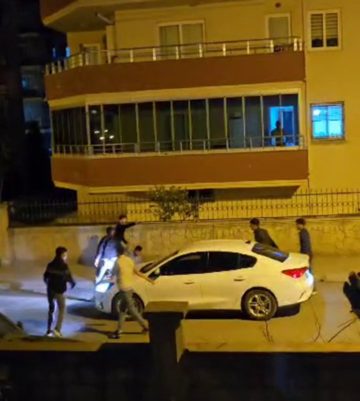 Arabayla gelip, tekme tokat birbirlerine girdiler (Fotoğraflı) Esma Kural HATAY (İHA) - Hatay’da 2 grup arasında yaşanan tekme tokatlı kavga cep telefonu kamerasına yansıdı. Olay, Dörtyol ilçesi Numuneevler Mahallesi Mehmet Akif Ersoy İlkokulu mevkiinde yaşandı. Araçla gelen 4 kişilik bir grup, 3 kişilik grupla kavga etmeye başladı.. 2 grup arasında yaşanan tekme, tokatlı kavga çevredeki vatandaşlar tarafından cep telefonu kamerasına yansıdı. Görüntülerde; 2 grubun kavga ettiği ve bir süre sonra araca binerek bölgeden ayrıldığı görüldü.