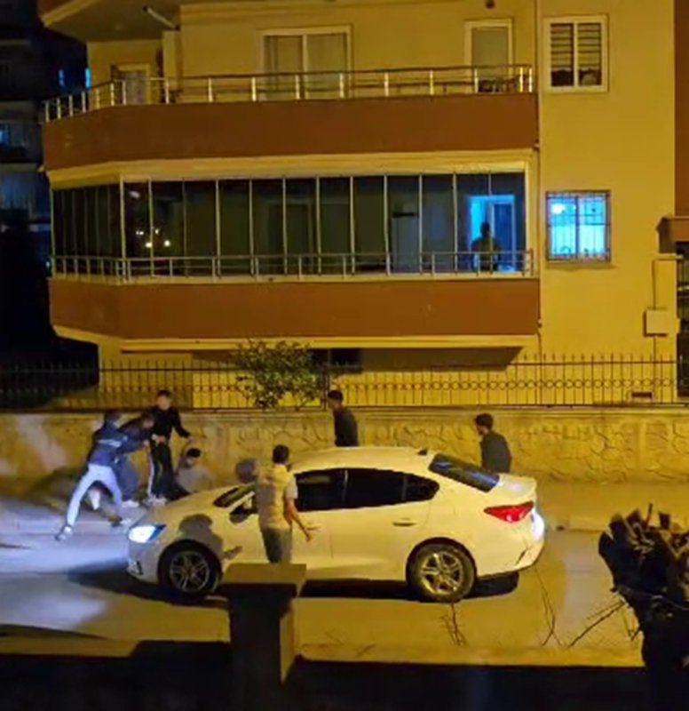 Arabayla gelip, tekme tokat birbirlerine girdiler (Fotoğraflı) Esma Kural HATAY (İHA) - Hatay’da 2 grup arasında yaşanan tekme tokatlı kavga cep telefonu kamerasına yansıdı. Olay, Dörtyol ilçesi Numuneevler Mahallesi Mehmet Akif Ersoy İlkokulu mevkiinde yaşandı. Araçla gelen 4 kişilik bir grup, 3 kişilik grupla kavga etmeye başladı.. 2 grup arasında yaşanan tekme, tokatlı kavga çevredeki vatandaşlar tarafından cep telefonu kamerasına yansıdı. Görüntülerde; 2 grubun kavga ettiği ve bir süre sonra araca binerek bölgeden ayrıldığı görüldü.