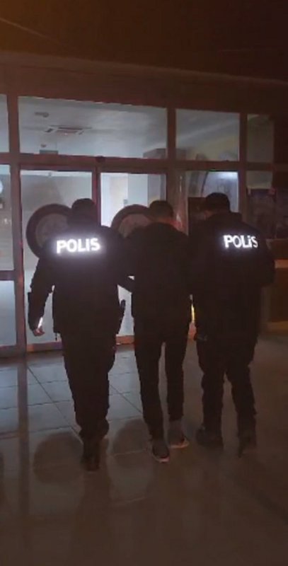 Hatay’da uyuşturucu operasyonu; 5 gözaltı (Fotoğraflı) Necati İvgin HATAY (İHA) - Hatay’ın Defne, Erzin ve İskenderun ilçesinde düzenlenen uyuşturucu madde operasyonun da 5 kişi gözaltına alındı. Hatay Emniyet Müdürlüğü görevlileri uyuşturucu imal ve ticaretini engellemek için çalışmalarını aralıksız sürdürüyor. Yapılan çalışmada; Defne Harbiye Mahallesinde kullanmak için uyuşturucu ve uyarıcı madde satın alma, bulundurmak ve esrar maddesini elde etmek amacıyla kenevir ekimi yapmak, silahlı tehdit suçlarından toplamda 6 yıl 4 ay 7 gün kesinleşmiş hapis cezası aranan M.M., İskenderun İlçesinde F.Ç.'nin yapılan üst aramasında 16 Gram Sentetik Kannaninoid, M.F.D. isimli şahsın Sakarya Mahallesinde bulunan ikametinde 10.60 gram Sentetik kannabinoid, ile Erzin ilçesinde içerisinde S.S.D. ve E.D. bulunduğu araçtaki aramada 292 adet Ecstasy, 9,30 Gr Metamfetamin, 0,76 gram Kokain, 1,08 gram Sentetik Kannabinoid ele geçirildi. Olayla ilgili olarak gözaltına alınan şahıslardan M.M. ile M.F.D. adli makamlarca tutuklandı. Diğer şahıslar yapılan yasal işlemin ardından serbest bırakıldı.