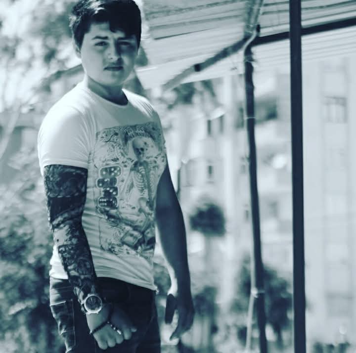 Öldürdüğü gencin cep telefonuyla ailesine mesaj göndererek yanlış yönlendirme yapmaya çalışmış - Cansız bedeni bulunan gencin katilini güvenlik kamerası görüntüsü ortaya çıkardı - Acılı baba Gökhan Güvercin: "Katil bize sürekli onun telefonundan mesaj atıp farklı yerlere yönlendirdi" (Fotoğraflı) Ramazan İlın - Veysel Korkmaz HATAY (İHA) - Hatay'ın Samandağ ilçesinde kayıp olarak aranan 23 yaşındaki Mertcan Güvercin’in av tüfeğiyle 3 el ateş edilerek öldürüldüğü ortaya çıktı. Jandarma ekipleri tarafından yürütülen çalışmalarda konuyla ilgili 6 şüpheli şahıs gözaltına alınırken, öldürülen gence ait cep telefonundan ailesine mesaj gönderilerek yanlış yönlendirme yapılmaya çalışıldığı ortaya çıktı. Samandağ ilçesi Avcılar Mahallesi’nde yaşayan 23 yaşındaki Mertcan Güvercin’den haber alamayan yakınları durumu jandarma ekiplerine bildirmiş ve konuyla ilgili çalışma başlatılmıştı. Jandarma ekiplerinin gece gündüz süren çalışmaları neticesinde 16 Mart tarihinde Güvercin’in cansız bedeni Mızraklı Mahallesi’nde dağlık arazide tüfekle vurulmuş halde bulundu. Olayla ilgili çalışmaları yürüten jandarma ekipleri, bölgedeki güvenlik kamerasını kayıtlarını incelemeye aldı. Kamera kayıtlarının incelemesinin ardından bölgeden sırtında tüfekle uzaklaştığı tespit edilen 1 şüpheli şahıs ile bağlantılı oldukları değerlendirilen 5 şüpheli gözaltına aldı. Jandarma komutanlığına götürülen 6 şüpheliden A.D. isimli şahsın cinayeti kabul ettiği öğrenildi. Öte yandan, olayda tüfekle 3 el ateş edilerek vurulduğu tespit edilen Güvercin’e ait aracın şahıslar tarafından çalınmaya çalışıldığı ve öldürülen gencin telefonundan ailesine mesaj gönderildiği ortaya çıktı. Konuyla ilgili gözaltına alınan 6 şüpheli şahsın gün içerisinden adli mercilere sevk edileceği öğrenildi. "Katil bize sürekli onun telefonundan mesaj atıp farklı yerlere yönlendirdi" Kayıp olarak aradığı oğlunun cansız bedenini bulan acılı baba Gökhan Güvercin, katilin evladına ait kiralık aracı çalmaya çalıştığını ve Mertcan’a ait cep telefonu üzerinden kendilerine mesaj yolladığını belirterek, "Oğlum kayıptı ve annesi de merak ediyordu. Belki çıkıp gelir diye bekledik. Arkadaşlarımla çıkıp aramaya başladık. Devletimizle birlikte bulduk. Önce arabasının yerini tespit ettik sonra güvenlik güçlerinin yardımıyla onu aradık. Dere kenarında kamışların arasında oğlumun cansız bedenini bulduk. Hunharca dövülmüş ve arkasından tüfekle vurulmuş. Oğlumun silahı yoktu, intihar değil. Jandarmaya bildirdik. Ekipler gelip gerekeni yaptılar. Oğlum 23 yaşında lise öğrencisiydi. Almanya'ya gitmeye hazırlanıyordu. Biz ilk başlarda cinayet düşünmedik, onun atmadığı mesajlardan şüphelendik. Arkadaşı oğlumu çağırmış. 'Gel oturup bir şeyler yapalım.' Oğlum da gitmiş, onu kandırarak yürütmüş ve arkasından tüfekle vurmuş. Katil bize sürekli onun telefonundan mesaj atıp farklı yerlere yönlendirdi. Çok acı çekiyorum. Gece uyuyamıyorum. Allah düşmanıma göstermesin. Ben sadece cezasını çekmesini istiyorum. Hunharca dövüp öldürüldü. Aklımdan gitmiyor. Annesi çok hasta ve konuşamayacak hale geldi. Herkes baba olarak düşünsün ve ceza verilmesini istiyorum" ifadelerini kullandı.