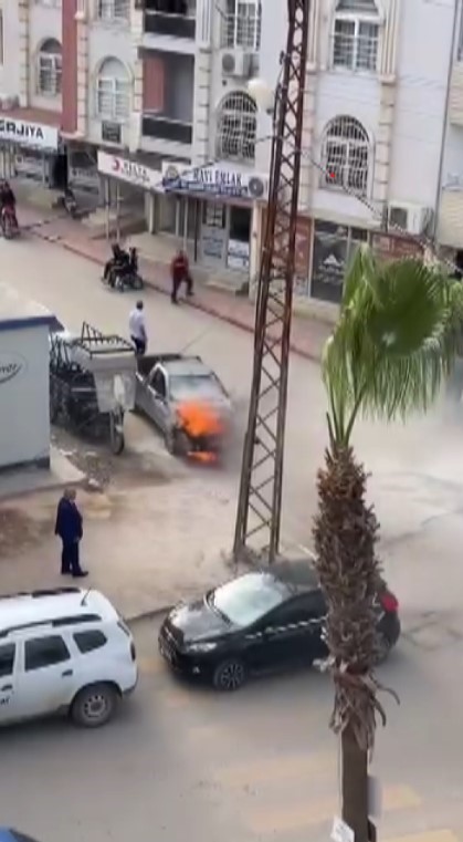 Hatayda park halindeki kamyonet alevlere teslim oldu