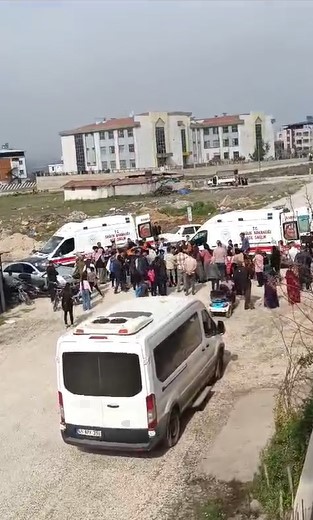 Motosikletin hafif ticari araca ok gibi saplandığı kaza kamerada