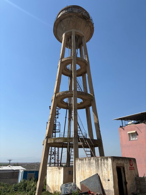 Su kulesi kağıt gibi yerle bir oldu (Fotoğraflı) Ferit Savaş HATAY (İHA) - Hatay’da kullanımı sona eren su kulesi iş makinasıyla kontrollü olarak yıkıldı. Hatay Büyükşehir Belediyesi, yıkılan su kulesinin yerine 100 metreküp hacimli prefabrik depo inşa etti. Hatay Büyükşehir Belediyesi (HBB), içme suyu sorunlarını çözmek ve sağlıklı su temin etmek amacıyla ürettiği projeleri hayata geçirmeye devam ediyor. HBB Su ve Kanalizasyon İdaresi Genel Müdürlüğü (HATSU), sürdürülebilir su yönetimi için kalıcı çözümler üreterek, Kumlu ilçesi Keli ve Hatay Hamamı Mahallelerinde 100 metreküp hacimli prefabrik depo inşa etti. Çalışma kapsamında, içme suyunun sağlıklı bir şekilde toplanması ve kesintisiz şekilde meskenlere dağıtımını sağlamak amacıyla basınca dayanıklı borularla 1500 metre yeni içme suyu şebeke inşası da gerçekleşti. Kullanımı sona eren eski su kulesiyse iş makinasıyla kontrollü olarak yıkıldı. Su kulesinin kağıt gibi yerle bir oldu. Çalışmayla ilgili konuşan Kumlu Keli Mahalle Muhtarı Rıdvan Taşer, "Daha önceki su depomuz yıkıldığından dolayı su akışının daha sağlıklı gitmesi adına en yüksek noktaya kuruldu. Birkaç gün içerisinde suyumuza kavuşuruz" dedi. Hatay Hamamı Mahalle Muhtarı Caner Dinçer, "Mahallemde yaklaşık 5-6 yıldır su sıkıntısı vardı. Su borularımız değişti ve yeni su depolarımız kuruldu. Ekipler en kısa sürede çözüm yolu bulup tamamladılar. Belediye Başkanımız Mehmet Öntürk’e ve HATSU Genel Müdürlüğüne teşekkür ediyorum" ifadelerini kullandı.