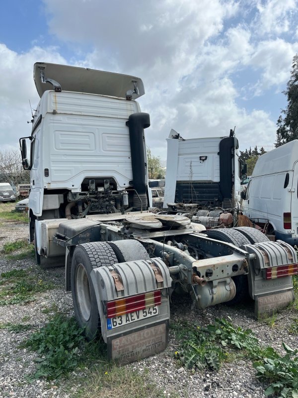 Tırların şasi ve motor numarasını değiştirerek vurgun yapan şahıslar yakayı ele verdi (Fotoğraflı) Necati İvgin HATAY (İHA) - Hatay'da çalıntı, aranan ve hacizli tırların şasi ve motor numaralarını değiştirerek vurgun yapan şahıslar, polis ekipleri tarafından yakalandı. Hatay Emniyet Müdürlüğü görevlilerince kaçakçılıkla mücadele kapsamında icra edilen operasyonda; trafik kazası, yangın nedeniyle ağır hasara uğramış araçların fabrikasyon şasi ve motor numarasını çalıntı, aranan, hacizli veya yurt dışından ülkeye getirilen yabancı plakalı araçlarla değiştirerek change yapıldığı bilgisi üzerine çalışma başlatıldı. Emniyet Müdürlüğü ekipleri yaptıkları çalışmada A.K., A.Y. ve Ö.T’nin daha önceden alıp sattıkları change olabileceği değerlendirilen 63 adet tır çekicisine el konuldu. Yapılan kriminal incelemesi sonucunda 21 aracın şasi numarasının change yapıldığı tespit edildi. Araçların toplam değerinin 40 milyon TL olduğu belirlendi. Olayla ilgili olarak yakalanarak gözaltına alın şahıs hakkında adli işlem yapılırken, adli makamlara sevk edilen A.K. ile A.Y. hakkında yurtdışına çıkış yasağı verildi.