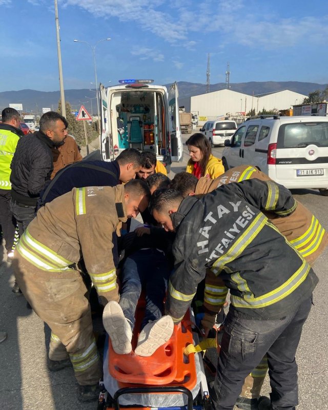 Antakya’da otomobil ters döndü: 2 yaralı (Fotoğraflı) HATAY (İHA) - Hatay’da takla atarak ters dönen otomobildeki 2 kişi yaralandı. Kaza, Antakya çevreyolu Güzelburç Mahallesi mevkiinde yaşandı. Seyir halindeki araç sürücüsünün direksiyon hakimiyetini kaybetmesiyle takla atarak orta refüjde ters döndü. Kazada araçta sıkışan 2 yaralı itfaiye ekipleri tarafından kurtarılarak sağlık ekiplerine teslim edildi. Yaralı şahıslar, ilk müdahalenin ardından hastanede tedavi altına alındı.