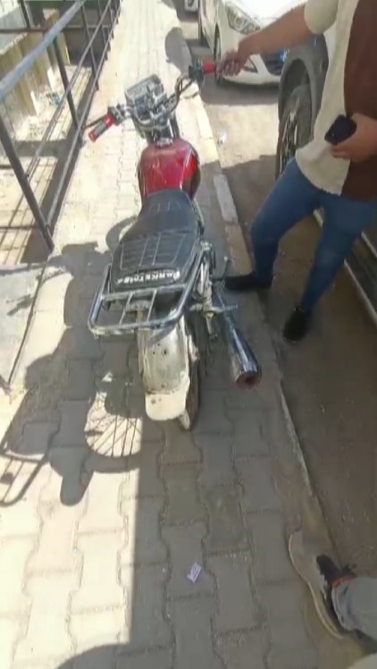 Abartı egzoz taktıran motosiklet sürücülerine ceza yağdı (Fotoğraflı - Görüntülü) Ahmet Arslan HATAY (İHA) - Hatay’da polis ekipleri tarafından yapılan kontrollerde motosikletine abartı egzoz taktıran sürücülere 9 bin 267 TL idari para cezası uygulandı ve tescil belgeleri olmayan araçlar trafikten men edildi. Reyhanlı ilçe emniyet müdürlüğü ekipleri, kentte asayişi ve güvenliği sağlamak amacıyla çalışmalarını aralıksız sürdürüyor. Trafikte huzuru bozan motosiklet sürücüleri de polis ekiplerinin dikkatinden kaçmıyor. Yapılan kontrollerde; standart dışı egzoz sistemine sahip araçlara 9 bin 267 TL idari para cezası uygulanırken tescil belgesi olmayan araçlar trafikten men edildi.