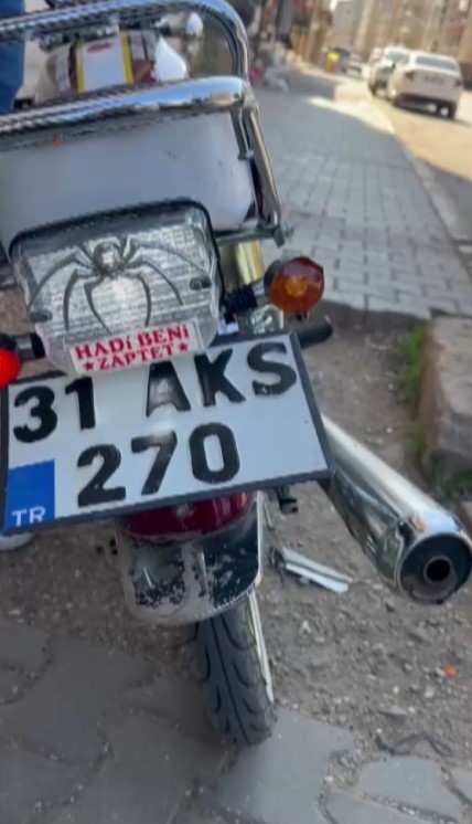 Abartı egzoz taktıran motosiklet sürücülerine ceza yağdı (Fotoğraflı - Görüntülü) Ahmet Arslan HATAY (İHA) - Hatay’da polis ekipleri tarafından yapılan kontrollerde motosikletine abartı egzoz taktıran sürücülere 9 bin 267 TL idari para cezası uygulandı ve tescil belgeleri olmayan araçlar trafikten men edildi. Reyhanlı ilçe emniyet müdürlüğü ekipleri, kentte asayişi ve güvenliği sağlamak amacıyla çalışmalarını aralıksız sürdürüyor. Trafikte huzuru bozan motosiklet sürücüleri de polis ekiplerinin dikkatinden kaçmıyor. Yapılan kontrollerde; standart dışı egzoz sistemine sahip araçlara 9 bin 267 TL idari para cezası uygulanırken tescil belgesi olmayan araçlar trafikten men edildi.