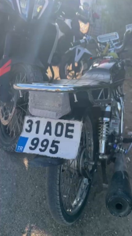 Abartı egzoz taktıran motosiklet sürücülerine ceza yağdı (Fotoğraflı - Görüntülü) Ahmet Arslan HATAY (İHA) - Hatay’da polis ekipleri tarafından yapılan kontrollerde motosikletine abartı egzoz taktıran sürücülere 9 bin 267 TL idari para cezası uygulandı ve tescil belgeleri olmayan araçlar trafikten men edildi. Reyhanlı ilçe emniyet müdürlüğü ekipleri, kentte asayişi ve güvenliği sağlamak amacıyla çalışmalarını aralıksız sürdürüyor. Trafikte huzuru bozan motosiklet sürücüleri de polis ekiplerinin dikkatinden kaçmıyor. Yapılan kontrollerde; standart dışı egzoz sistemine sahip araçlara 9 bin 267 TL idari para cezası uygulanırken tescil belgesi olmayan araçlar trafikten men edildi.