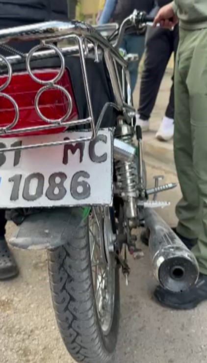 Abartı egzoz taktıran motosiklet sürücülerine ceza yağdı (Fotoğraflı - Görüntülü) Ahmet Arslan HATAY (İHA) - Hatay’da polis ekipleri tarafından yapılan kontrollerde motosikletine abartı egzoz taktıran sürücülere 9 bin 267 TL idari para cezası uygulandı ve tescil belgeleri olmayan araçlar trafikten men edildi. Reyhanlı ilçe emniyet müdürlüğü ekipleri, kentte asayişi ve güvenliği sağlamak amacıyla çalışmalarını aralıksız sürdürüyor. Trafikte huzuru bozan motosiklet sürücüleri de polis ekiplerinin dikkatinden kaçmıyor. Yapılan kontrollerde; standart dışı egzoz sistemine sahip araçlara 9 bin 267 TL idari para cezası uygulanırken tescil belgesi olmayan araçlar trafikten men edildi.