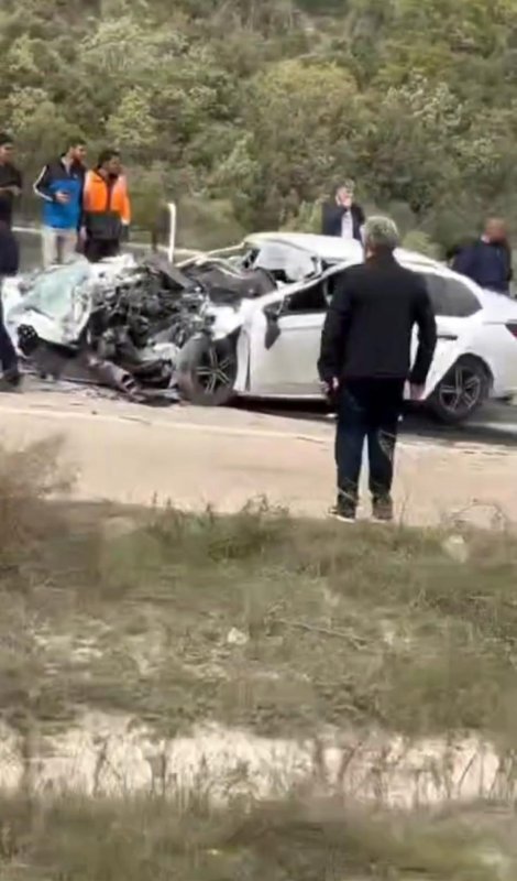 Hafriyat kamyonu ile otomobil çarpıştı: 1 ölü, 1 ağır yaralı (Fotoğraflı) Ramazan İlın HATAY (İHA) - Hatay'da Antakya-Yayladağı yolunda hafriyat kamyonu ile otomobilin çarpışması sonucu 1 kişi öldü, 1 kişi de ağır yaralandı. Kaza, Antakya - Yayladağı yolu Şenköy Mahallesi mevkisinde yaşandı. Seyir haldeki Mercedes marka hafriyat kamyonu ile aynı istikamette giden otomobil çarpıştı. Kazada otomobil sürücüsü Mustafa Varışlı hayatını kaybederken, yolcu koltuğunda olan Fecir Çetin ağır yaralandı. Kazayı gören vatandaşların durumu 112 Acil Çağrı Merkezi'ne bildirmesi üzerine olay yerine jandarma, ambulans ve itfaiye ekipleri sevk edildi. Kısa sürede bölgeye gelen sağlık ekipleri, Varışlı'nın cenazesini adli morga götürürken, ağır yaralı Çetin'i de hastaneye kaldırdı.