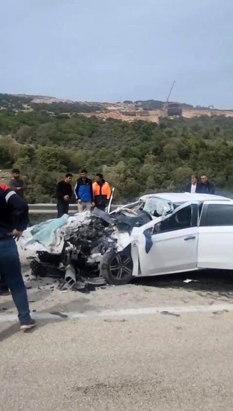 Hafriyat kamyonu ile otomobil çarpıştı: 1 ölü, 1 ağır yaralı (Fotoğraflı) Ramazan İlın HATAY (İHA) - Hatay'da Antakya-Yayladağı yolunda hafriyat kamyonu ile otomobilin çarpışması sonucu 1 kişi öldü, 1 kişi de ağır yaralandı. Kaza, Antakya - Yayladağı yolu Şenköy Mahallesi mevkisinde yaşandı. Seyir haldeki Mercedes marka hafriyat kamyonu ile aynı istikamette giden otomobil çarpıştı. Kazada otomobil sürücüsü Mustafa Varışlı hayatını kaybederken, yolcu koltuğunda olan Fecir Çetin ağır yaralandı. Kazayı gören vatandaşların durumu 112 Acil Çağrı Merkezi'ne bildirmesi üzerine olay yerine jandarma, ambulans ve itfaiye ekipleri sevk edildi. Kısa sürede bölgeye gelen sağlık ekipleri, Varışlı'nın cenazesini adli morga götürürken, ağır yaralı Çetin'i de hastaneye kaldırdı.