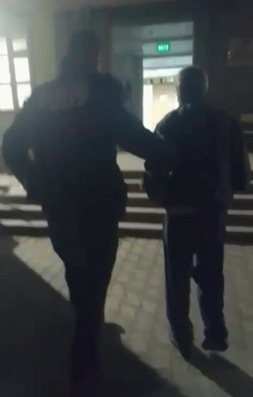 Antakya’da fuhuş yaptıran şahıs tutuklandı (Fotoğraflı) Necati İvgin HATAY (İHA) - Hatay’da fuhuşa teşvik etmek veya yaptırmak suçu nedeniyle hapis cezası ile aranan şahıs yakalanarak tutuklandı. Hatay Emniyet Müdürlüğü görevlilerince genel asayiş ve kamu düzeninin sağlanması çalışmalarını sürdürüyor. Polis ekipleri Antakya İlçesinde bir konteyner kentte durumundan şüphelenerek durdurulan V.A. isimli şahsın bir kimseyi fuhuşa teşvik etmek veya yaptırmak, aracılık etmek ve yer temin etmek suçundan 2 yıl 1 ay kesinleşmiş hapis cezası ile arandığını tespit ederek gözaltına aldı. Yakalanan şahıs sevk edildiği adli makamlarca tutuklandı.