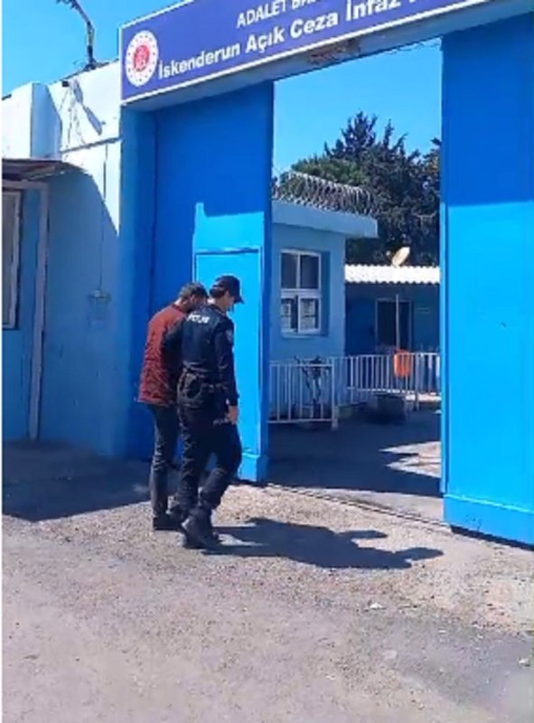 Arsuz’da uyuşturucu madde ile yakalanan şahıs tutuklandı (Fotoğraflı) Necati İvgin HATAY (İHA) - Hatay’ın Arsuz ilçesinde uyuşturucu madde ile yakalanan 1 kişi tutuklandı. Hatay Emniyet Müdürlüğü görevlilerince uyuşturucu imal ve ticaretine yönelik yapılan çalışmada; kullanmak için uyuşturucu veya uyarıcı madde satın almak, kabul etmek, bulundurmak ve kullanmak suçundan 2 yıl 6 ay hapis cezası ile aranan bulunan E.D.B. adlı şahıs Cumhuriyet Mahallesi'nde yakalandı. Gözaltına alınarak emniyete götürülen E.D.B. sevk edildiği mahkemece tutuklandı.