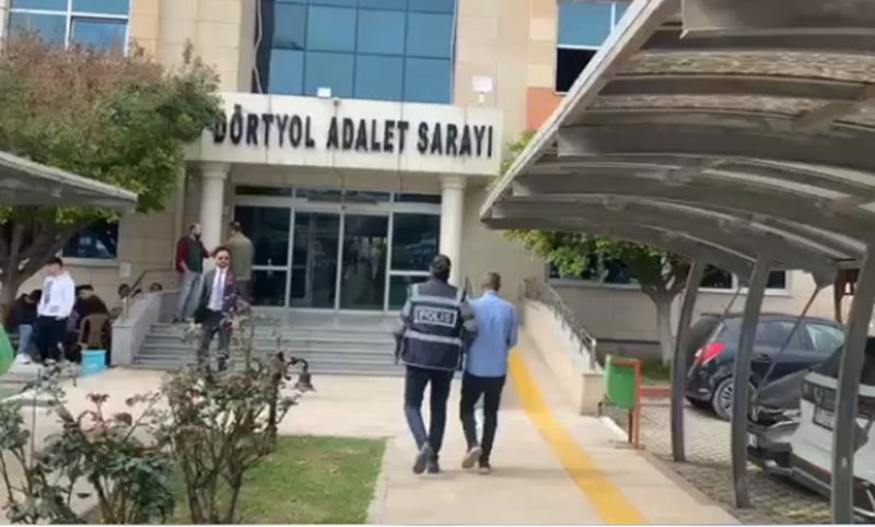 Dörtyol’da hırsızlık şüphelisi tutuklandı (Fotoğraflı) Necati İvgin HATAY (İHA) - Hatay’ın Dörtyol ilçesinde işlediği hırsızlık suçu nedeniyle yakalanan 1 kişi tutuklandı. Hatay Emniyet Müdürlüğü görevlilerince, aranan şahısların yakalanmasına yönelik yapılan çalışmalarda Dörtyol ilçesinde hırsızlık suçundan 5 yıl 3 ay 10 gün hapis cezasıyla aranan G.Ç. yakalanarak gözaltına alındı. Emniyetteki işlemleri sonrası adli makamlara sevk edilen şahıs tutuklanarak cezaevine gönderildi.