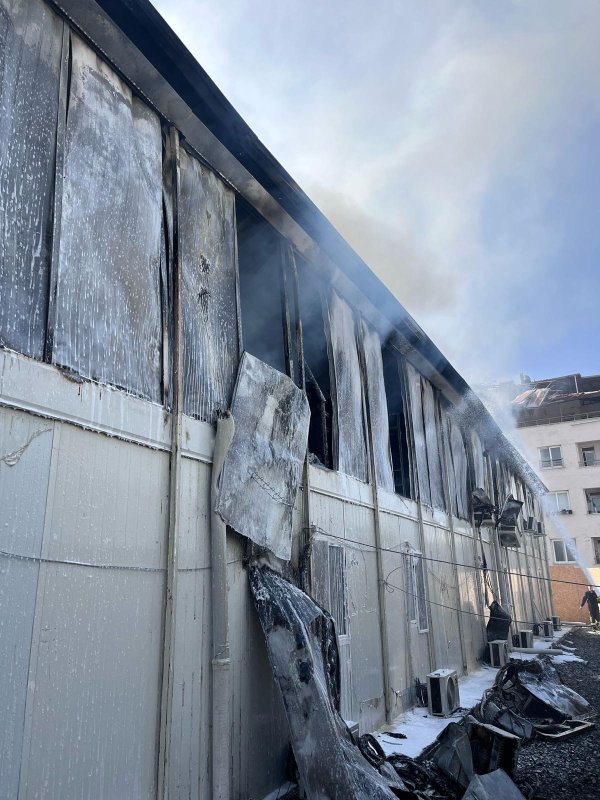 İşçilerin kaldığı konteyner yatakhane alevlere teslim oldu (Fotoğraflı) Ramazan İlın HATAY (İHA) - Hatay'da şantiye alanında işçilerin kaldığı konteyner yatakhane alevlere teslim oldu. Yanarak kullanılmaz hale gelen yatakhanede çıkan yangın yaralanma ve can kaybı yaşanmadan söndürüldü. Yangın, Defne ilçesi Armutlu Mahallesi'nde şantiye alanında yaşandı. Şantiyede işçilerin kaldığı konteyner yatakhane alevlere teslim oldu. Kısa sürede büyüyen alevleri fark eden vatandaşlar durumu itfaiye ekiplerine bildirdi. Yangın, Hatay Büyükşehir Belediyesi itfaiye ekiplerinin hızlı müdahalesiyle kısa sürede kontrol altına alındı. Yaralanma ve can kaybının yaşanmadığı yangında konteyner yatakhane yanarak kullanılmaz hale geldi.