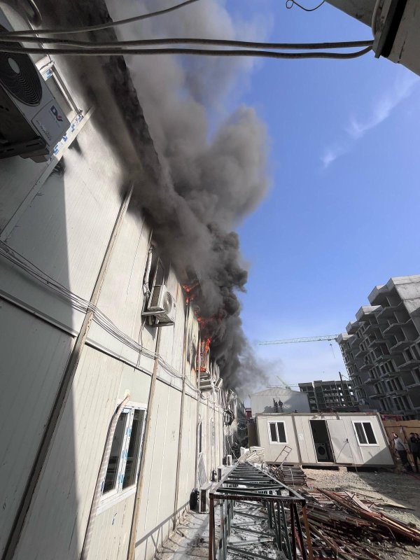 İşçilerin kaldığı konteyner yatakhane alevlere teslim oldu (Fotoğraflı) Ramazan İlın HATAY (İHA) - Hatay'da şantiye alanında işçilerin kaldığı konteyner yatakhane alevlere teslim oldu. Yanarak kullanılmaz hale gelen yatakhanede çıkan yangın yaralanma ve can kaybı yaşanmadan söndürüldü. Yangın, Defne ilçesi Armutlu Mahallesi'nde şantiye alanında yaşandı. Şantiyede işçilerin kaldığı konteyner yatakhane alevlere teslim oldu. Kısa sürede büyüyen alevleri fark eden vatandaşlar durumu itfaiye ekiplerine bildirdi. Yangın, Hatay Büyükşehir Belediyesi itfaiye ekiplerinin hızlı müdahalesiyle kısa sürede kontrol altına alındı. Yaralanma ve can kaybının yaşanmadığı yangında konteyner yatakhane yanarak kullanılmaz hale geldi.