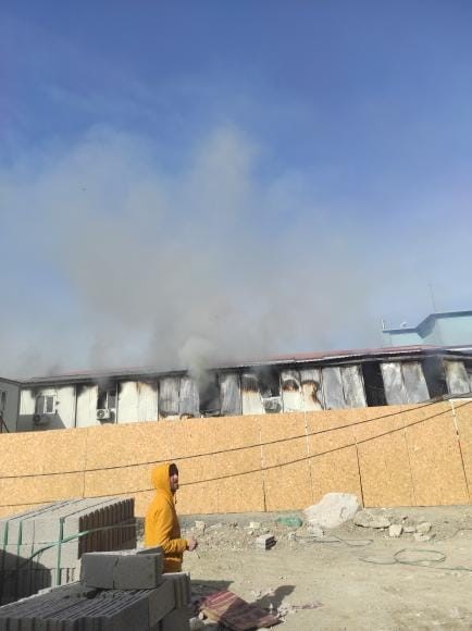 İşçilerin kaldığı konteyner yatakhane alevlere teslim oldu (Fotoğraflı) Ramazan İlın HATAY (İHA) - Hatay'da şantiye alanında işçilerin kaldığı konteyner yatakhane alevlere teslim oldu. Yanarak kullanılmaz hale gelen yatakhanede çıkan yangın yaralanma ve can kaybı yaşanmadan söndürüldü. Yangın, Defne ilçesi Armutlu Mahallesi'nde şantiye alanında yaşandı. Şantiyede işçilerin kaldığı konteyner yatakhane alevlere teslim oldu. Kısa sürede büyüyen alevleri fark eden vatandaşlar durumu itfaiye ekiplerine bildirdi. Yangın, Hatay Büyükşehir Belediyesi itfaiye ekiplerinin hızlı müdahalesiyle kısa sürede kontrol altına alındı. Yaralanma ve can kaybının yaşanmadığı yangında konteyner yatakhane yanarak kullanılmaz hale geldi.
