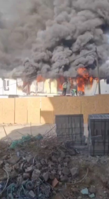 İşçilerin kaldığı konteyner yatakhane alevlere teslim oldu (Fotoğraflı) Ramazan İlın HATAY (İHA) - Hatay'da şantiye alanında işçilerin kaldığı konteyner yatakhane alevlere teslim oldu. Yanarak kullanılmaz hale gelen yatakhanede çıkan yangın yaralanma ve can kaybı yaşanmadan söndürüldü. Yangın, Defne ilçesi Armutlu Mahallesi'nde şantiye alanında yaşandı. Şantiyede işçilerin kaldığı konteyner yatakhane alevlere teslim oldu. Kısa sürede büyüyen alevleri fark eden vatandaşlar durumu itfaiye ekiplerine bildirdi. Yangın, Hatay Büyükşehir Belediyesi itfaiye ekiplerinin hızlı müdahalesiyle kısa sürede kontrol altına alındı. Yaralanma ve can kaybının yaşanmadığı yangında konteyner yatakhane yanarak kullanılmaz hale geldi.