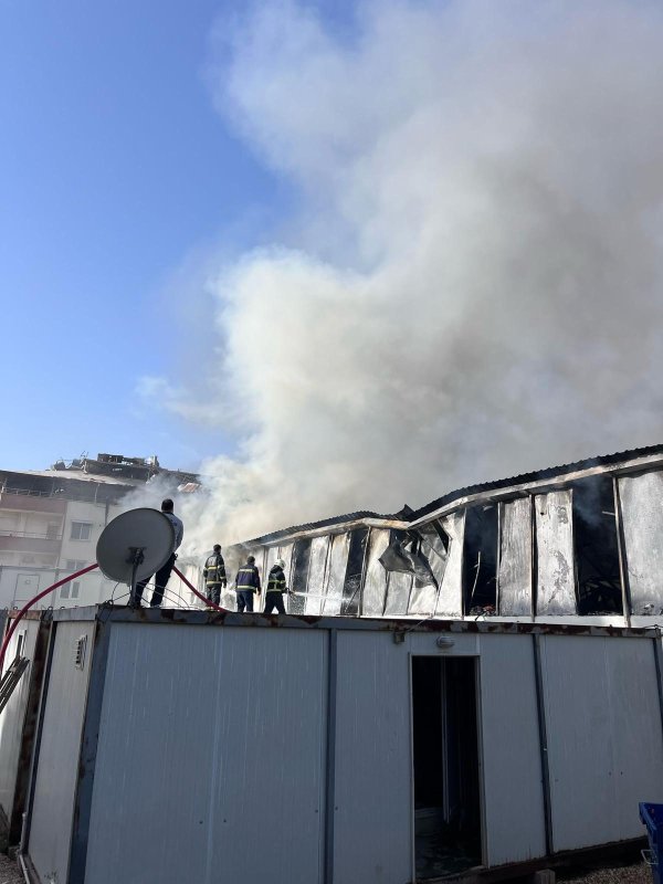 İşçilerin kaldığı konteyner yatakhane alevlere teslim oldu (Fotoğraflı) Ramazan İlın HATAY (İHA) - Hatay'da şantiye alanında işçilerin kaldığı konteyner yatakhane alevlere teslim oldu. Yanarak kullanılmaz hale gelen yatakhanede çıkan yangın yaralanma ve can kaybı yaşanmadan söndürüldü. Yangın, Defne ilçesi Armutlu Mahallesi'nde şantiye alanında yaşandı. Şantiyede işçilerin kaldığı konteyner yatakhane alevlere teslim oldu. Kısa sürede büyüyen alevleri fark eden vatandaşlar durumu itfaiye ekiplerine bildirdi. Yangın, Hatay Büyükşehir Belediyesi itfaiye ekiplerinin hızlı müdahalesiyle kısa sürede kontrol altına alındı. Yaralanma ve can kaybının yaşanmadığı yangında konteyner yatakhane yanarak kullanılmaz hale geldi.