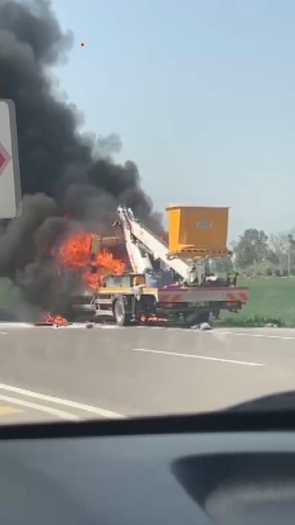 Seyir halindeki vinç alevlere teslim oldu (Fotoğraflı) Mehmet İhsan Çakar HATAY (İHA) - Hatay'da seyir halindeyken alevlere teslim olan vinç kullanılamaz hale geldi. Yangın, Reyhanlı - Antakya ilçesi Demirköprü Mahallesi mevkisinde yaşandı. Seyir halinde olan 06 EKD 74 plakalı vinç motor kısmından yanmaya başladı. Alevlere teslim olan vinci gören vatandaşların durumu 112 Acil Çağrı Merkezi'ne bildirmesi üzerine olay yerine itfaiye ekipleri sevk edildi. Olay yerine gelen Hatay Büyükşehir Belediyesi itfaiye ekiplerinin müdahalesiyle yangın söndürüldü. Yangından dolayı vinç kullanılamaz hale geldi.