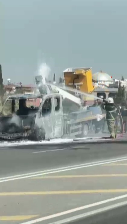 Seyir halindeki vinç alevlere teslim oldu (Fotoğraflı) Mehmet İhsan Çakar HATAY (İHA) - Hatay'da seyir halindeyken alevlere teslim olan vinç kullanılamaz hale geldi. Yangın, Reyhanlı - Antakya ilçesi Demirköprü Mahallesi mevkisinde yaşandı. Seyir halinde olan 06 EKD 74 plakalı vinç motor kısmından yanmaya başladı. Alevlere teslim olan vinci gören vatandaşların durumu 112 Acil Çağrı Merkezi'ne bildirmesi üzerine olay yerine itfaiye ekipleri sevk edildi. Olay yerine gelen Hatay Büyükşehir Belediyesi itfaiye ekiplerinin müdahalesiyle yangın söndürüldü. Yangından dolayı vinç kullanılamaz hale geldi.