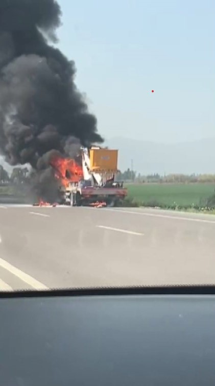 Seyir halindeki vinç alevlere teslim oldu (Fotoğraflı) Mehmet İhsan Çakar HATAY (İHA) - Hatay'da seyir halindeyken alevlere teslim olan vinç kullanılamaz hale geldi. Yangın, Reyhanlı - Antakya ilçesi Demirköprü Mahallesi mevkisinde yaşandı. Seyir halinde olan 06 EKD 74 plakalı vinç motor kısmından yanmaya başladı. Alevlere teslim olan vinci gören vatandaşların durumu 112 Acil Çağrı Merkezi'ne bildirmesi üzerine olay yerine itfaiye ekipleri sevk edildi. Olay yerine gelen Hatay Büyükşehir Belediyesi itfaiye ekiplerinin müdahalesiyle yangın söndürüldü. Yangından dolayı vinç kullanılamaz hale geldi.