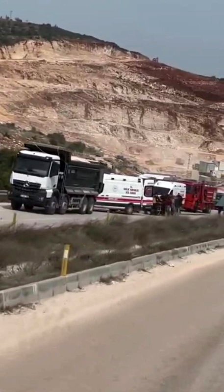 1 kişinin öldüğü kazada, otomobil hafriyat kamyonuna ok gibi saplandı