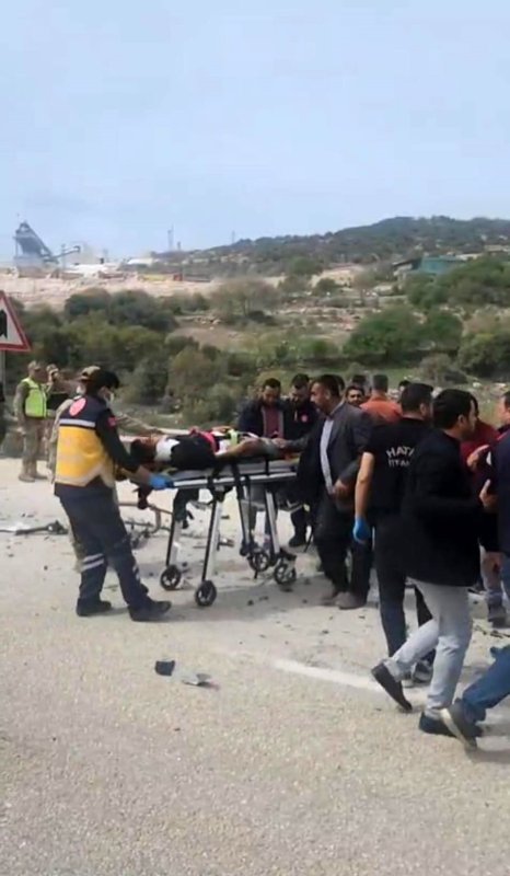 1 kişinin öldüğü kazada, otomobil hafriyat kamyonuna ok gibi saplandı