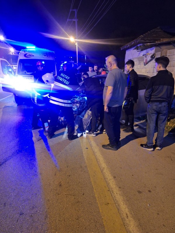 Otomobil aydınlatma direğine çarptı: 2 yaralı