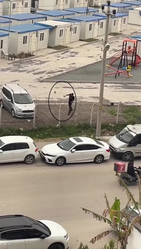 Park halindeki aracın camına kaldırım taşı fırlattı