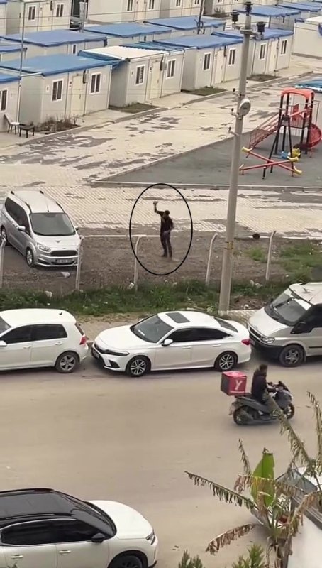 Park halindeki aracın camına kaldırım taşı fırlattı