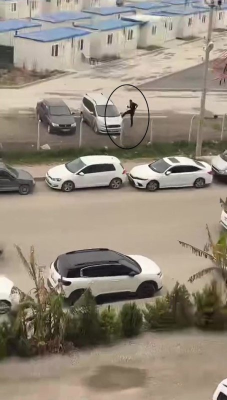 Park halindeki aracın camına kaldırım taşı fırlattı