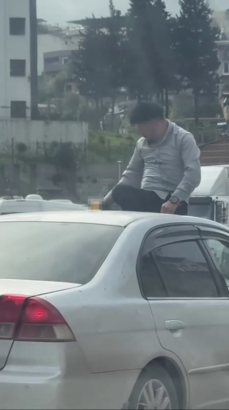 Canını hiçe sayarak otomobilin üzerinde alkol tüketen şahsın keyfi pes dedirtti (Fotoğraflı) Mehmet İhsan Çakar HATAY (İHA) - Hatay’da akan trafikte üstü açık otomobilin üzerine çıkarak alkol tüketen şahsın içerisinde bulunduğu aracın sürücüsüne 21 bin TL cezai işlem uygulandı. Antakya - İskenderun yolu Belen ilçesi mevkiinde akan trafikte ilerleyen üstü açık otomobilin üzerinde alkol tüketen şahsın o anları kameraya yansıdı. Canını hiçe sayan ve trafikte dikkat çeken şahsın içerisinde bulunduğu aracı yakalamak için polis ekipleri çalışma başlattı. Polis ekiplerinin dur ihtarına uymayan sürücü kovalamaca sonucu Sarımazı Mahallesi Şehit Mahmut Açıl Caddesi üzerinde yakalandı. Trafikte pes dedirten görüntülerin oluştuğu aracın sürücüsü Ç.Ç.’nin yapılan alkol ölçümü sonucu 1.00 promil alkollü olduğu tespit edildi. Şahsın ehliyetine 6 ay el konulup, 21 bin 694 TL cezai işlem uygulandı.