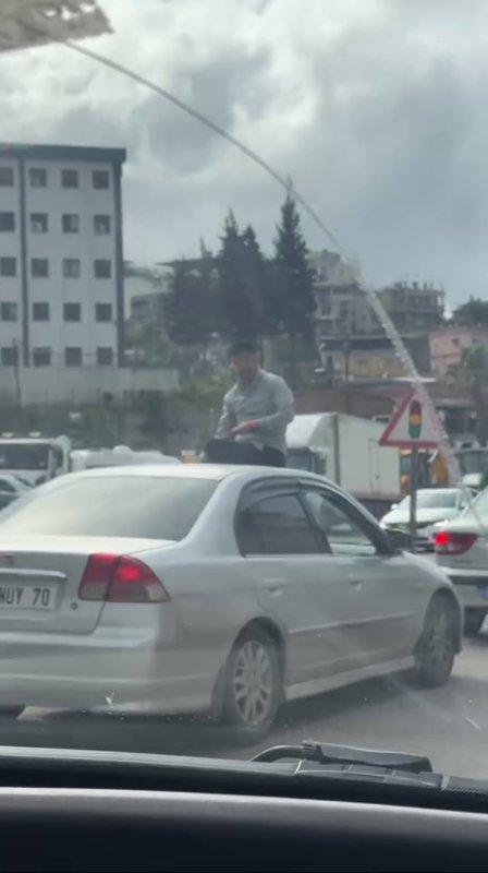 Canını hiçe sayarak otomobilin üzerinde alkol tüketen şahsın keyfi pes dedirtti (Fotoğraflı) Mehmet İhsan Çakar HATAY (İHA) - Hatay’da akan trafikte üstü açık otomobilin üzerine çıkarak alkol tüketen şahsın içerisinde bulunduğu aracın sürücüsüne 21 bin TL cezai işlem uygulandı. Antakya - İskenderun yolu Belen ilçesi mevkiinde akan trafikte ilerleyen üstü açık otomobilin üzerinde alkol tüketen şahsın o anları kameraya yansıdı. Canını hiçe sayan ve trafikte dikkat çeken şahsın içerisinde bulunduğu aracı yakalamak için polis ekipleri çalışma başlattı. Polis ekiplerinin dur ihtarına uymayan sürücü kovalamaca sonucu Sarımazı Mahallesi Şehit Mahmut Açıl Caddesi üzerinde yakalandı. Trafikte pes dedirten görüntülerin oluştuğu aracın sürücüsü Ç.Ç.’nin yapılan alkol ölçümü sonucu 1.00 promil alkollü olduğu tespit edildi. Şahsın ehliyetine 6 ay el konulup, 21 bin 694 TL cezai işlem uygulandı.