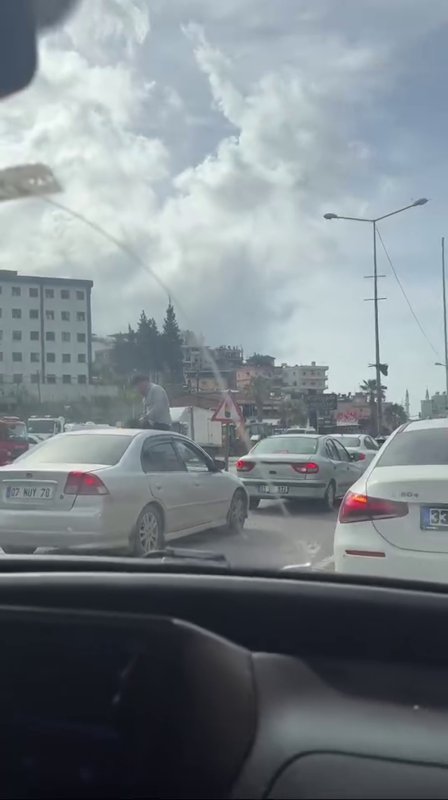 Canını hiçe sayarak otomobilin üzerinde alkol tüketen şahsın keyfi pes dedirtti (Fotoğraflı) Mehmet İhsan Çakar HATAY (İHA) - Hatay’da akan trafikte üstü açık otomobilin üzerine çıkarak alkol tüketen şahsın içerisinde bulunduğu aracın sürücüsüne 21 bin TL cezai işlem uygulandı. Antakya - İskenderun yolu Belen ilçesi mevkiinde akan trafikte ilerleyen üstü açık otomobilin üzerinde alkol tüketen şahsın o anları kameraya yansıdı. Canını hiçe sayan ve trafikte dikkat çeken şahsın içerisinde bulunduğu aracı yakalamak için polis ekipleri çalışma başlattı. Polis ekiplerinin dur ihtarına uymayan sürücü kovalamaca sonucu Sarımazı Mahallesi Şehit Mahmut Açıl Caddesi üzerinde yakalandı. Trafikte pes dedirten görüntülerin oluştuğu aracın sürücüsü Ç.Ç.’nin yapılan alkol ölçümü sonucu 1.00 promil alkollü olduğu tespit edildi. Şahsın ehliyetine 6 ay el konulup, 21 bin 694 TL cezai işlem uygulandı.