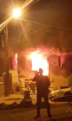 Alevlere teslim olan iş yeri kullanılamaz hale geldi