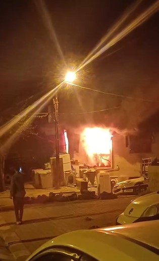 Alevlere teslim olan iş yeri kullanılamaz hale geldi