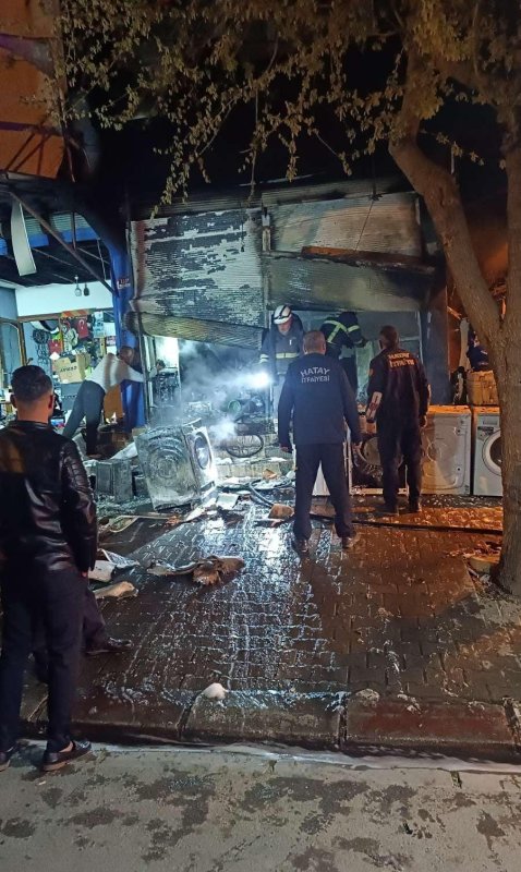 Alevlere teslim olan iş yeri kullanılamaz hale geldi