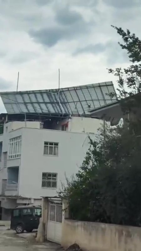 Hatay’da şiddetli fırtına: Su deposu devrildi, konteynerleri uçurdu - Ali Yazan, "İtfaiye ekipleri gelip sağ salim su deposunu indirdi" (Fotoğraflı) Ogün Aslan HATAY (İHA) - Hatay'ın İskenderun ilçesinde şiddetli fırtına etkisini hissettirirken 4 katlı binanın çatısında su deposu asılı kaldı. Meteorolojinin uyarılarının ardından Hatay'da sabah saatlerinde etkili olan kuvvetli fırtına vatandaşlara zor anlar yaşattı. İskenderun ilçesinde fırtına hayatı olumsuz etkilerken bir apartmanın su deposu uçtu. Şiddetli fırtına nedeniyle kent genelinde İskenderun liman konteynerleri sürüklendi, trafik lambası yerinden söküldü, bir evin çatısı uçtu, demir kapı ve direk devrildi. Birçok noktada fırtına hayatı olumsuz etkiledi. Hatay Büyük Şehir Belediyesi itfaiye ekipleri asılı kalan su deposunu indirmek için çalışma başlatırken, polis ekipleri kent genelinde güvenlik önlemi aldı. Fırtına nedeniyle Bekbele mevkiinde çıkan otluk yangını HBB itfaiye ekipleri tarafından söndürülürken, fırtınanın etkisini yarın akşam saatlerine kadar hissettirmesi bekleniyor. "İtfaiye ekipleri gelip sağ salim su deposunu indirdi" Oturduğu apartmanda su deposu asılı kalan Ali Yazan, "112 acil ekipleri gelene kadar gerekli önlemleri aldık. İtfaiye ekipleri ve polis ekibi gelip müdahale ettiler. Kimseye zarar gelmesin diye polis ekipleri geçen araçları durdurdu. İtfaiye ekipleri gelip sağ salim su deposunu indirdi. Olayda hiç kimseye bir zarar olmadı bizde iple sağlamlaştırdık düşmemesi için kimse zarar vermesi adına, bildiğim kadarıyla yarık kaya rüzgarı gibi bayağı bir esiyor birçok yere zarar vermiş olabilir ama ben şu anda bizim apartmanda zarar verdiğini biliyorum" dedi.