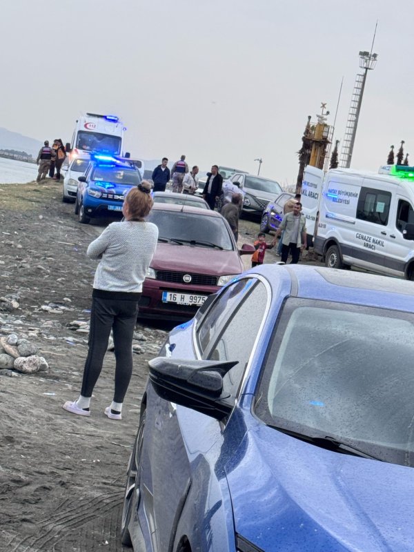 Jandarma personeli ile kız arkadaşı sahilde ölü bulundu (Fotoğraflı) Ogün Aslan HATAY (İHA) – Hatay'da görev yapan jandarma personeli ile kız arkadaşı sahilde ölü bulundu. Olay, Dörtyol ilçesi Yeşilköy Mahallesi'nde bulunan sahil mevkiinde yaşandı. İddiaya göre, Payas İlçe Jandarma Komutanlığı'nda görevli Ersin Tozan, ile kız arkadaşı olan Betül Avan sahil kenarında ölü bulundu. Sahildeki vatandaşların durumu fark etmesiyle durumu 112 Acil Çağrı Merkezi'ne bildirilmesi üzerine olay yerine jandarma ve ambulans ekipleri sevk edildi. Olay yerine gelen ambulans ekipleri, jandarma görevlisi Tozan ile kız arkadaşı Avan'ın cansız bedenini alarak Adli Tıp Kurumu morguna kaldırıldı. Jandarma ekipleri, olayla ilgili inceleme başlattı.