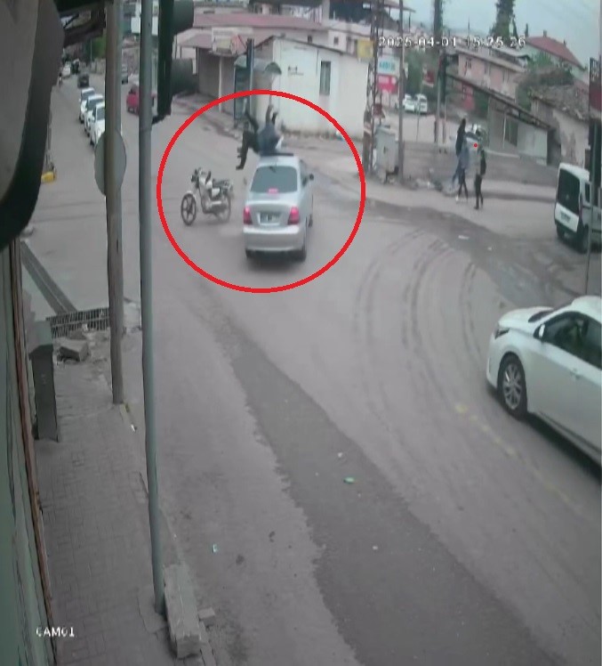 Otomobille çarpışan motosikletteki 2 kişi metrelerce havaya uçtu