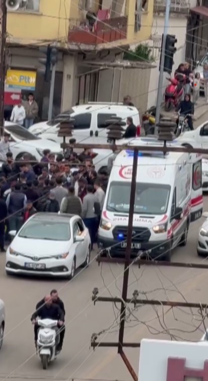 Otomobille çarpışan motosikletteki 2 kişi metrelerce havaya uçtu