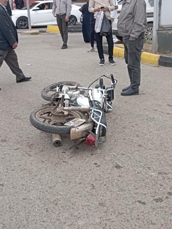 Otomobille çarpışan motosikletteki 2 kişi metrelerce havaya uçtu