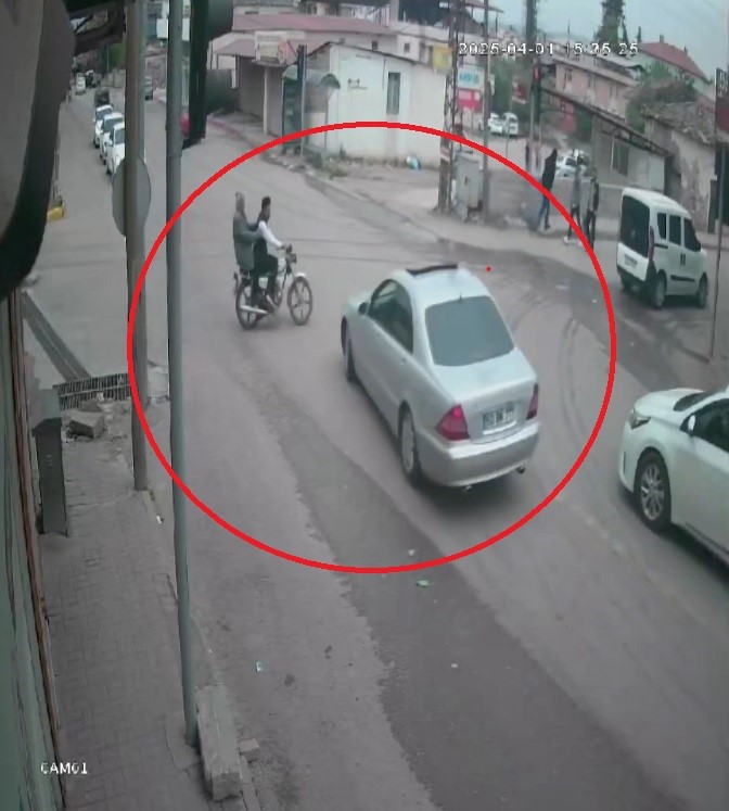 Otomobille çarpışan motosikletteki 2 kişi metrelerce havaya uçtu